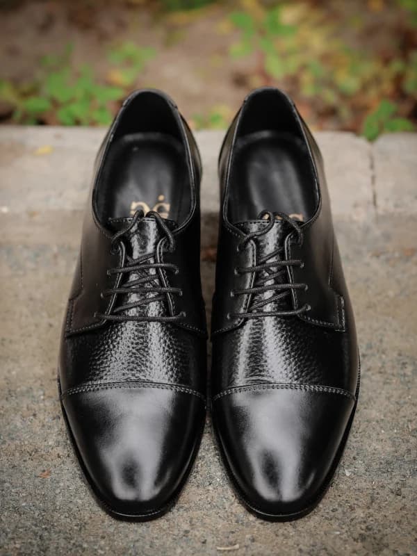 Men's Black Textured Leather Cap Toe Shoes